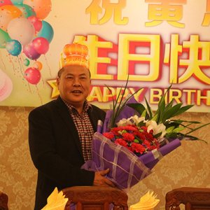 萬(wàn)福員工為黃總獻(xiàn)花