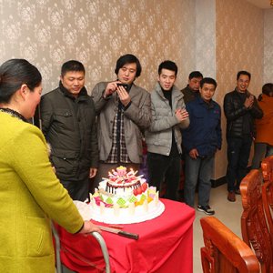 萬(wàn)福員工為黃總獻(xiàn)生日蛋糕